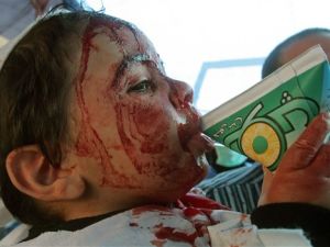 طفل شيعي يشرب العصير في مدينة النبطية جنوب لبنان، بعد ان جرح بمقص خلال الاحتفال بذكرى عاشورا