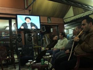 لبنانيون يتابعون كلمة نصرالله في احد مقاهي بيروت/أ.ف.ب
