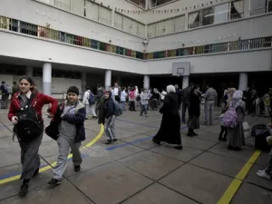 طلبة مدارس يغادرون مدارسهم خشية من توتر الوضع/أ.ف.ب
