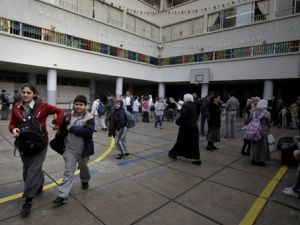 طلبة مدارس يغادرون مدارسهم خشية من توتر الوضع/أ.ف.ب