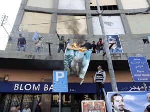 متظاهرون يحرقون صور الرئيس المكلف ميقاتي في طرابلس/أ.ف.ب