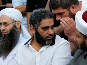 الفنان المعتزل فضل شاكر وعلى يمينه الشيخ احمد الاسير المطلوب للسطات اللبنانية/ ارشيفية