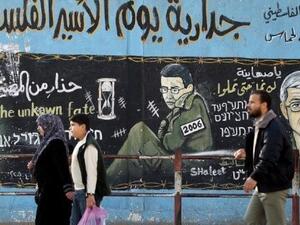 رسم على جدار يظهر الجندي الاسرائيلي جلعاد شاليط في مخيم جباليا شمال قطاع غزة
