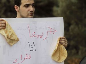 شاب لبناني يحتج على غلاء المعيشة-ا.ف.ب