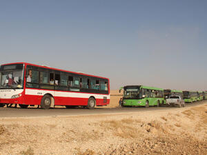حافلات في جرود عرسال لنقل المسلحين وعائلاتهم/ ارشيفية