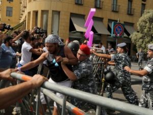 اشتباكات بين المعتصمين وقوات الأمن وسط بيروت