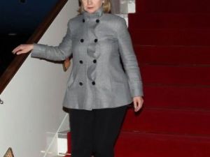 وزيرة الخارجية الاميركية هيلاري كلينتون عند وصولها الى سلطنة عمان ليل الثلاثاء الاربعاء