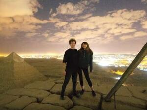 المصور الدنماركي وصديقته أعلى الهرم