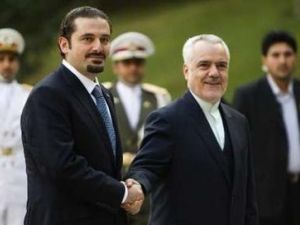 الحريري (يسار) يصافح محمد رحيمي نائب الرئيس الايراني خلال حفل استقبال رسمي في طهران