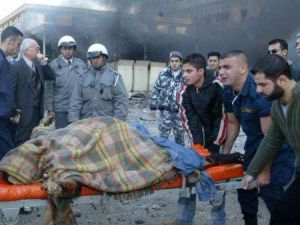 مسعفون يحملون جثة الحريري بعد التفجير/أرشيف