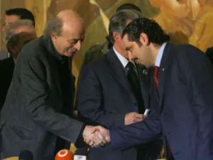 جنبلاط (يسار) مصافحا سعد الحريري