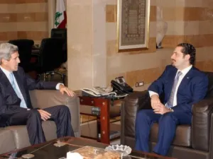 سعد الحريري (يمين) خلال لقائه جون كيري في بيروت
