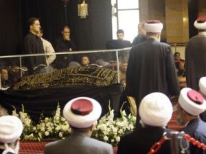 رجال دين يلقون النظرة الاخيرة على جثمان المرجع الشيعي العلامة السيد محمد حسين فضل الله