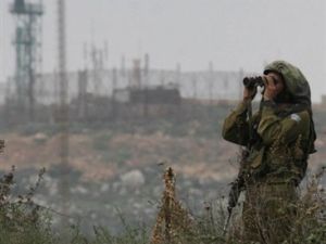جندي اسرائيلي يراقب الحدود مع لبنان