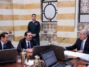 الرئيس اللبناني ميشال سليمان (يمين) والى يمينه رئيس الوزراء سعد الحريري ووزير العمل بطرس حرب