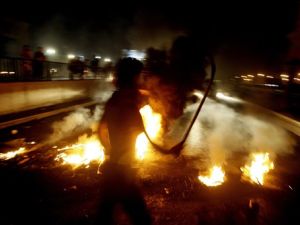 مواطنون غاضبون من الانقطاع المتكرر للتيار يقطعون شارع المطار جنوب بيروت 17/8/2010