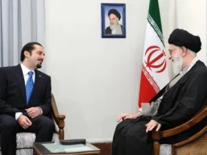 المرشد الاعلى للجمهورية الاسلامية الايرانية آية الله علي خامنئي (يمين) مستقبلا رئيس الوزراء اللبناني سعد الحريري في طهران 