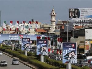 لافتات ترحيب تحمل صور أحمدي نجاد في بيروت
