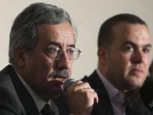 وزير الاتصالات اللبناني شربل نحاس يتحدث خلال المؤتمر الصحفي والى جانبه النائب فضل الله