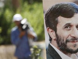 صورة للرئيس الايراني داخل حديقة في مارون الراس مولت ايران انشاءها