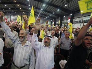 نصار حزب الله يستمعون لخطاب الامين العام للحزب حسن نصرالله في الضاحية الجنوبية في بيروت 