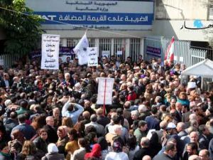 اعتصام امام مقر وزارة المالية/الصورة عن صحيفة النهار