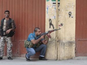 بسبب القنص، قطعت الطريق الرئيسية التي تربط طرابلس، والحدود الشمالية مع سوريا بسبب القنص، قطعت الطريق الرئيسية التي تربط طرابلس، والحدود الشمالية مع سوريا