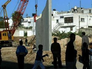 6 أمتار ارتفاع الجدار الذي سيطوق ثمانين ألف نسمة تقطن المخيم