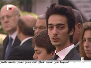 نجل الحسن يتلقى العزاء بوالده/صورة عن تلفزيون المستقبل