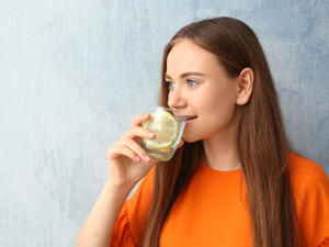 شرب عصير الليمون يساعد على تأخير الدورة الشهرية