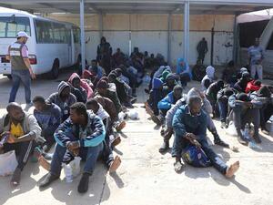 انتشال مئات المهاجرين من البحر بين ليبيا وإيطاليا
