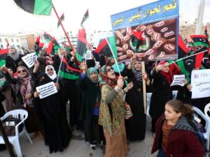 ليبيون يتظاهرون رفضا لاتفاقية برعاية الامم المتحدة حول تشكيل حكومة وحدة وطنية في طرابسلس
