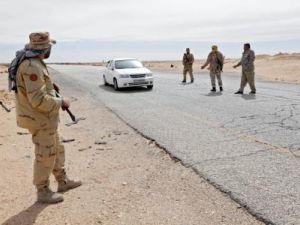جنود ليبيون في نقطة تفتيش بالقرب من مدينة سرت 
