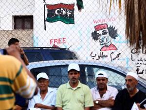 ليبيون يتابعون مباراة في كرة القدم في طرابلس ضمن دورة من تنظيم جمعيات محلية والامم المتحدة
