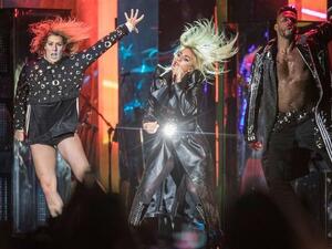 ليدي غاغا محتشمة في مهرجان كوتشيلا وهذه هي مفاجأتها للجمهور