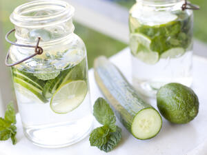 بهدف تبييض الوجه استخدمي عصير الخيار 