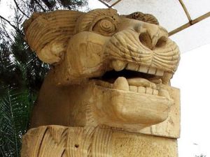 داعش يدمر تمثال الاسد في تدمير 