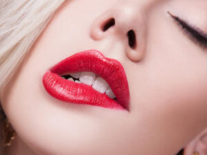 من دون أي تردّد خصّصي جاذبية خاصة لشفتيك مع فستانك الأحمر
