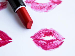 يمكنُ استخدام الفازلين للتّخلص من بقعةِ أحمر الشفاة