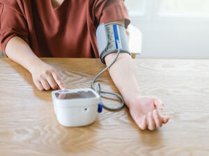 من أسباب انخفاض ضغط الدّم اضطراب أو خلل في إفراز الهرمونات
