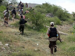 Fighters loyal to Abd Rabbuh Mansur Hadi march toward a hilltop position in Taiz on August 18, 2016. (AFP/Ahmad Al-Basha)