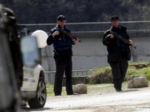 شرطيان عند نقطة تفتيش بشمال مقدونيا
