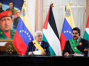 ارشيف/ الرئيسان الفنزويلي نيكولاس مادورو والفلسطيني محمود عباس
