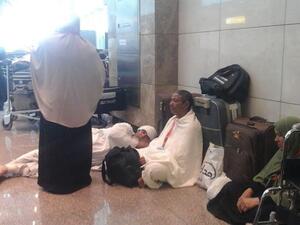 تشابك بالأيدي في المطار وعدم الاكتراث بالمعتمرين 
