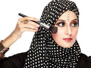 في رمضان تكثر العزائم لذلك أنتِ بحاجة إلى طرق بسيطة لوضع مكياج راقي 