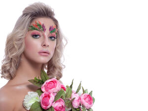 محدد عيون بلون إرجواني.