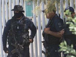 قال مسؤولون محليون إن القتلى بينهم عدد من أفراد الشرطة