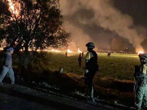 مع حلول الظلام، بُثّت صور للحريق ولأشخاص مذعورين يلوذون بالفرار ويصرخون لطلب المساعدة 
