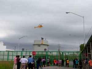 أظهرت لقطات تلفزيونية دخاناً منبعثاً من السجن 