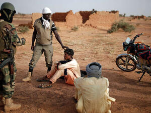 رئيس مالي يعزل اثنين من الجنرالات بعد مذبحة عرقية وهجوم للمتشددين
